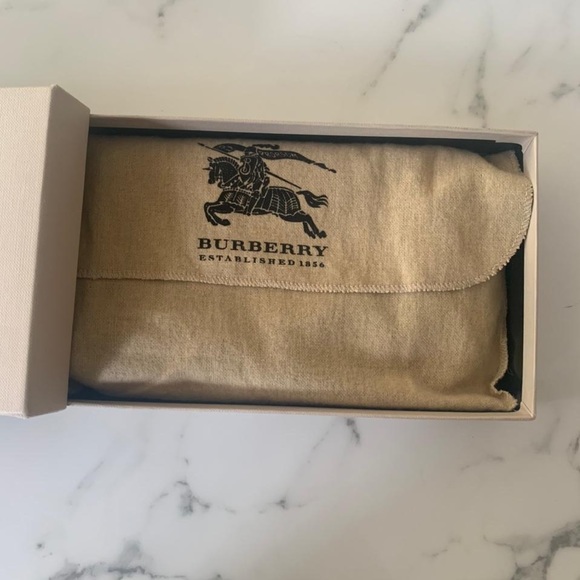 Burberry Authentic NWT and Box Zip Round Wallet - Picture 6 of 14